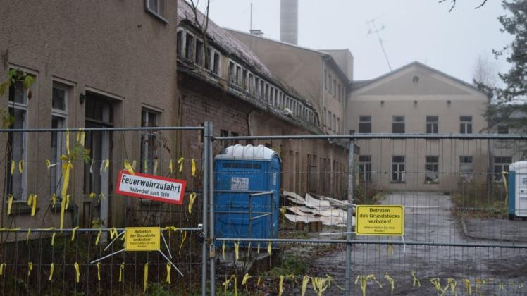 Links vorne befindet sich die Cafeteria des einstigen Wariner Krankenhauses: Der Marstall dahinter wird als Erstes abgerissen. Damit soll laut Aussage von Bürgermeister Björn Griese noch in dieser Woche begonnen werden.