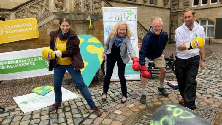 Bianca Schulz (Osnabrück klimaneutral, von links), Bürgermeisterin Birgit Strangmann, Andreas Ottmer (Musicians for Future) und Dr. Michael Bilharz (Klimawette) hatten im Oktober gemeinsam zur Teilnahme an der Klimawette aufgerufen. (Archivfoto)