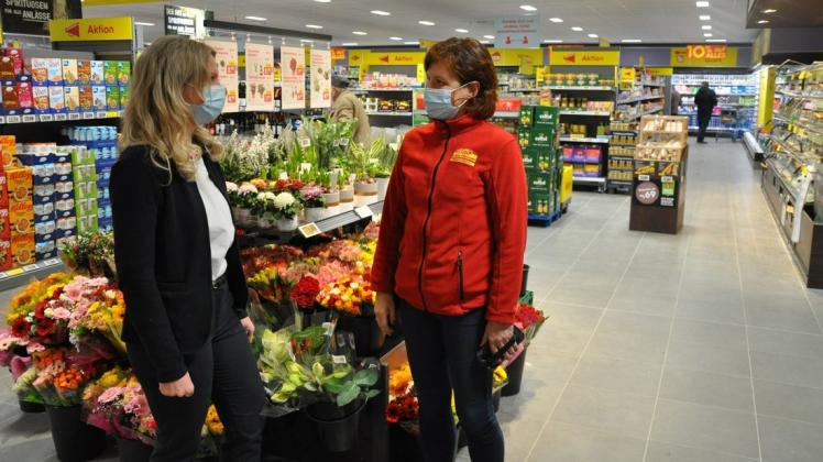 Mehr Fläche, mehr Platz in der Frische-Abteilung: Verkaufsleiterin Kathrin Zachert (l.) und Marktleiterin Janet Schicke im wiedereröffneten Netto-Markt.