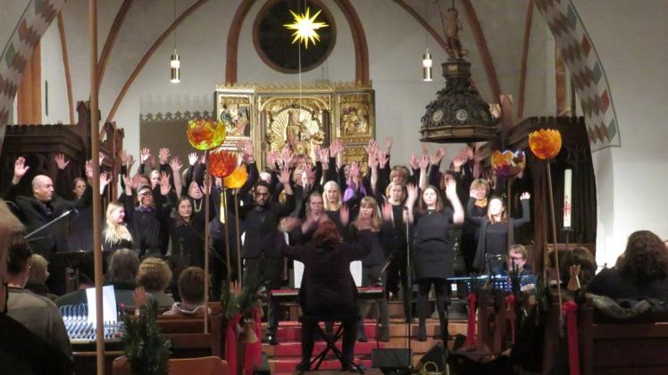 Unter der Leitung von Julia Uhlenwinkel präsentierte die 38 Sängerinnen und Sänger des Gospelchores ihr Adventskonzert.