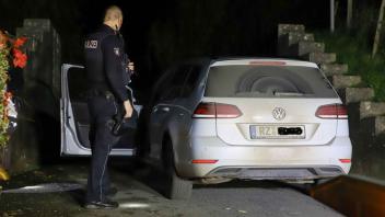 Nach einer spektakulären Verfolgungsjagd am 28. Oktober hatte die Polizei den weißen VW des Täters in Seestermühe gestoppt. Den Beamten war der Wagen zuvor in Glückstadt aufgefallen. Als sie ihn kontrollieren wollten, floh der Fahrer zunächst.