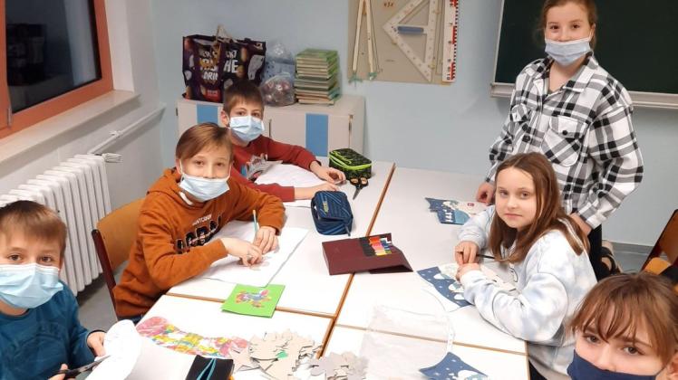 Die Schüler bastelten Weihnachtssterne und anderen Baumschmuck.