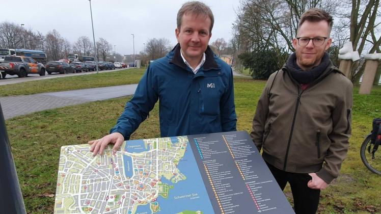 Auch am Nordufer des Pfaffenteichs kommt das neue touristische Leitsystem zum Einsatz. Oberbürgermeister Rico Badenschier (l.) und Citymanager Stefan Purtz weihten das neue System ein.