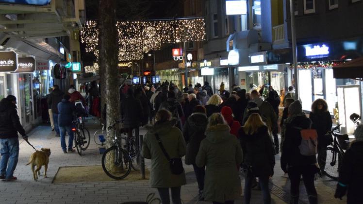 Rund 100 Delmenhorster protestierten am Freitagabend mit einem "Lichtermarsch" gegen die Corona-Maßnahmen der Regierung. Am Montag folgte ein zweiter.