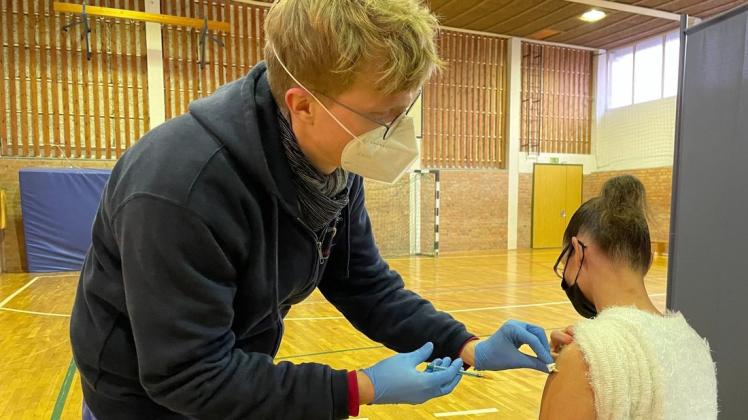 Impfarzt Florian Kurzhals verabreichte am Mittwoch in der Sporthalle im Rühner Landweg in Bützow mehr als 200 Menschen die Corona-Impfung.