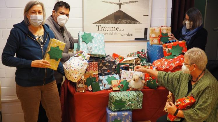 Sonja Küsel und Mauricio Blanco Crespo von der drob (links) mit Uschi Schaffhausen (hinten rechts) und Inge Böttcher freuen sich über viele Geschenke für Kinder. Sonja Küsel und Mauricio Blanco Crespo von der drob (links) mit Uschi Schaffhausen (hinten rechts) und Inge Böttcher freuen sich über viele Geschenke für Kinder.