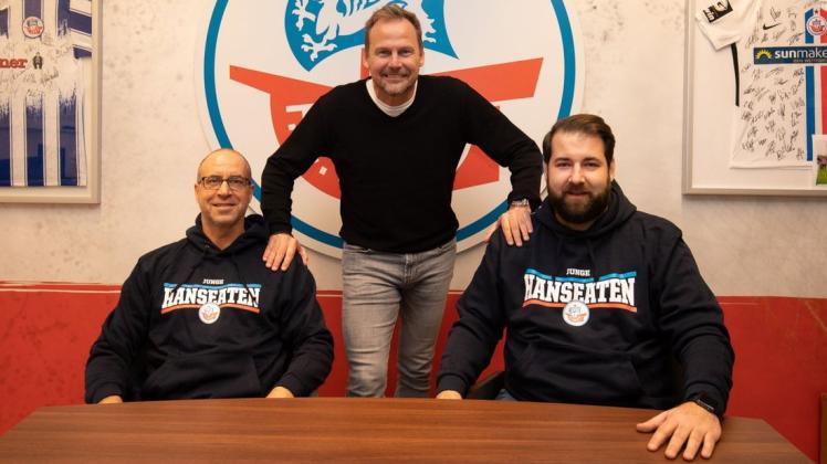 Die Rostocker Nachwuchschefs Stefan Beinlich (links) und Michael Meier (rechts, hier mit Sportvorstand Martin Pieckenhagen) haben ihre Verträge bis 2025 verlängert.