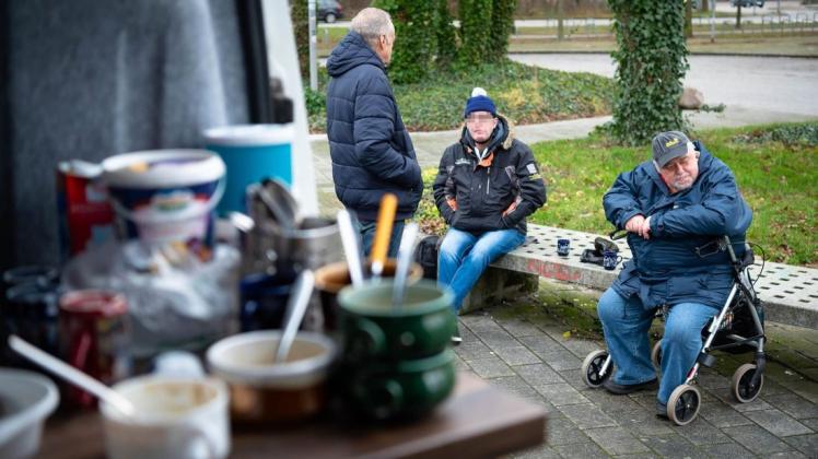 Immer mittwochs steht die Obdachlosenhilfe Rostock in Lütten-Klein. Auch Jürgen (r.) isst regelmäßig hier.