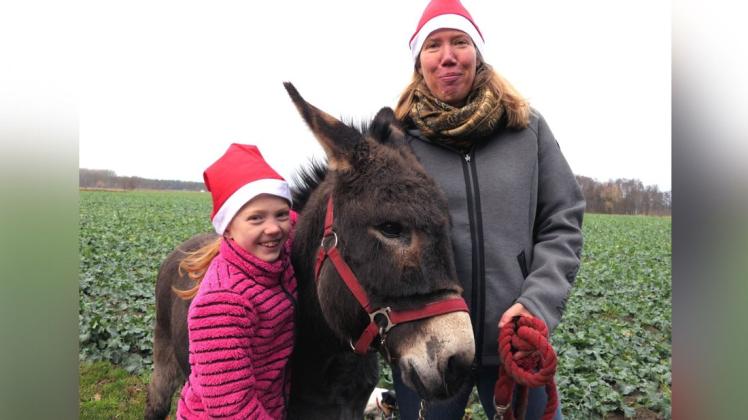 Weihnachten mit Esel: Judith Rohlfes mit ihrer achtjährigen Tochter Clara und Bommel bei einem Spaziergang.