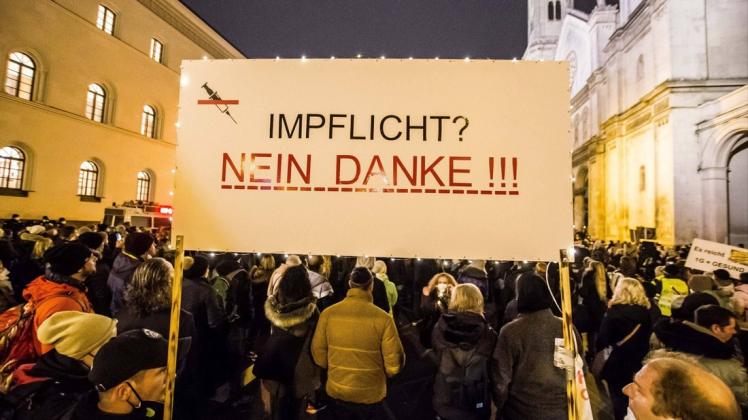 Impfpflichtgegner demonstrieren am 15. Dezember in München.