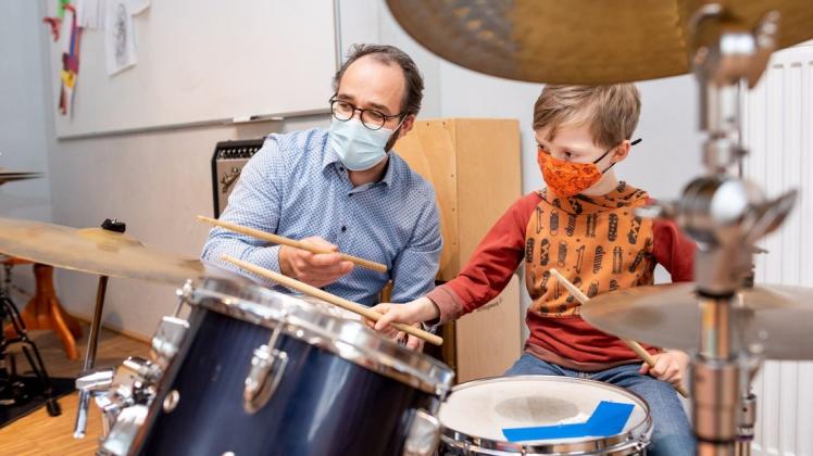 Damit mehr Kinder wie Anton (7) die Musik entdecken können, will Sebastian Wirth seine MusikWerkstatt um einen Anbau ergänzen.