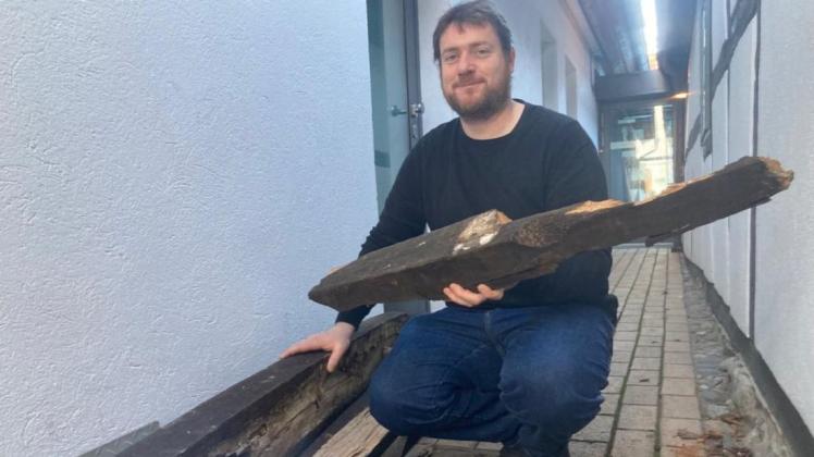 Der Leiter des Warnemünder Heimatmuseums, Christoph Wegner, hat den zerstörten Anker entdeckt, als das Fahrzeug dagegengefahren ist.