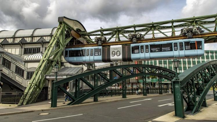 Die Schwebebahn ist das Wahrzeichen von Schwerins Partnerstadt Wuppertal. Die Schwebebahn ist das Wahrzeichen von Schwerins Partnerstadt Wuppertal.