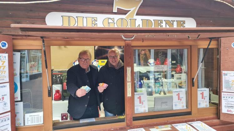 Georg Lampe (Goldene 7) und Ansgar Limbeck vom Stadtmarketing WIM werben für den Losverkauf.