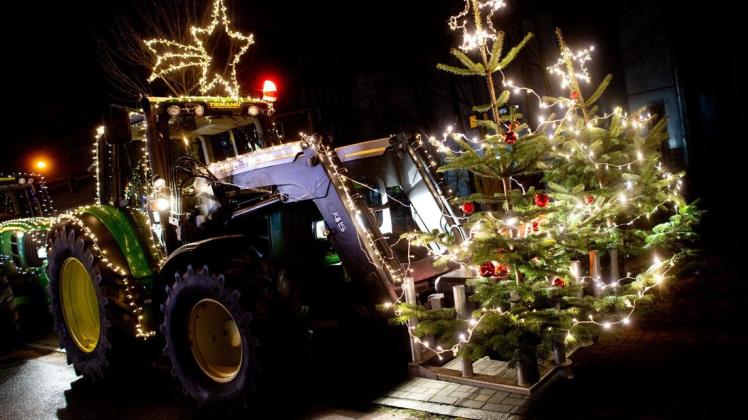 Eine weihnachtlich geschmückte Treckerkolonne soll am Samstagabend durch Bookholzberg, Schierbrok und Stenum ziehen.