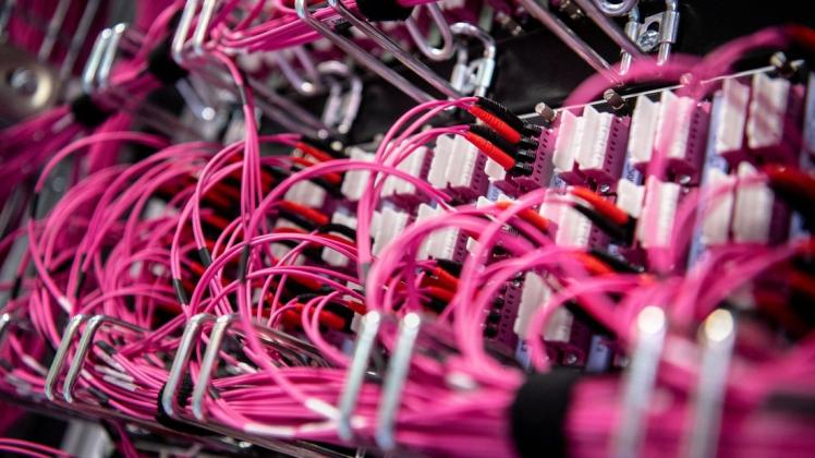 Das Bundesamt für Sicherheit in der Informationstechnik (BSI) schlägt Alarm wegen einer Schwachstelle, die auf breiter Front Server im Netz bedrohen könnte. Die Behörde setzte am Samstag die Warnstufe mit Blick auf die Sicherheitslücke von Orange auf Rot hoch.