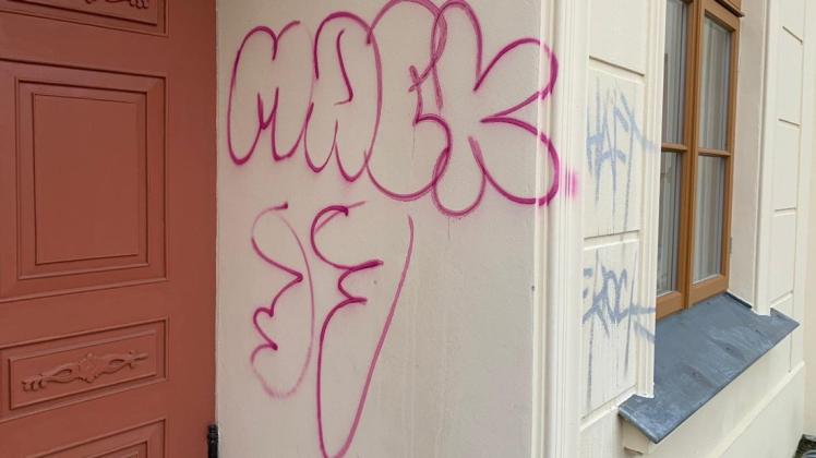 Die Graffitis sind an mehreren Häusern in Güstrow aufgetaucht.