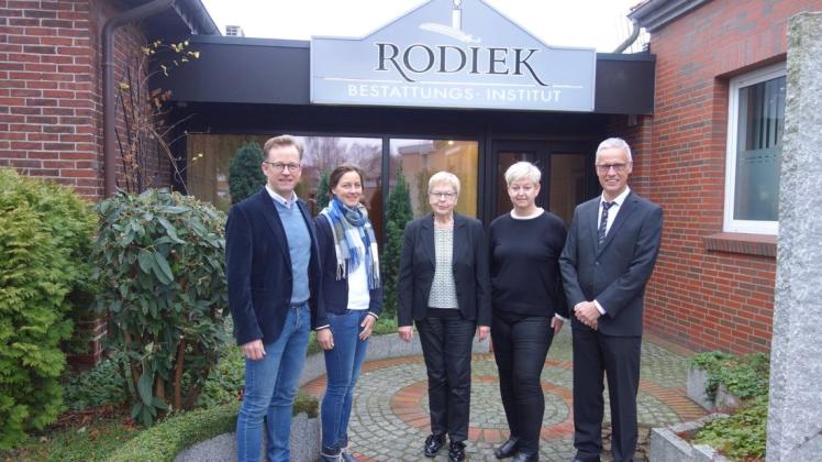 Sanfte Übernahme: (von links) Kai und Bente Oetken, Wiebke Rodiek (Seniorchefin Rodiek), Anja Rodiek (Inhaberin), Bernd Brüning (Geschäftsführer)