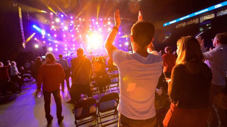 Das Publikum bejubelt den Auftritt von Musikern in der Hamburger Barclays-Arena – in der Halle und vor Bildschirmen. Jonas Walzberg/dpa