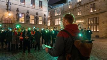 Etwa 75 Osnabrücker versammelten sich mit grünem Licht vor dem Rathaus, um für die Flüchtlinge an der polnisch-belarussischen Grenze zu protestieren. Matthias Schewe von der Seebrücke Osnabrück hielt eine kurze Rede.