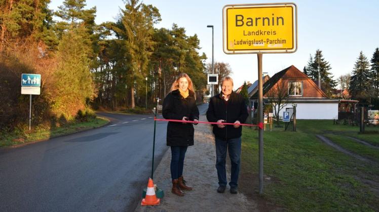 Der Gehweg entlang der Crivitzer Straße wurde nun offiziell von Sandra Borchert vom Crivitzer Amt und Bürgermeister Siegfried Zimmermann freigegeben.