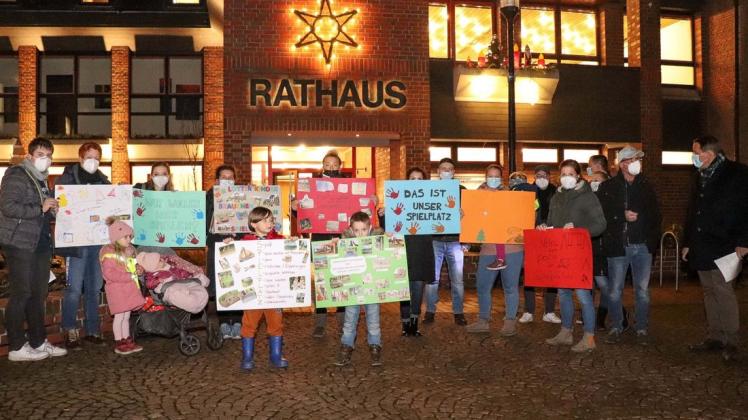 Die Anlieger wollen den Spielplatz auf dem Festplatz an der Cappelner Straße in Alt-Lotte erhalten - und versammelten sich deshalb zu einer Protestaktion am Lotter Rathaus.