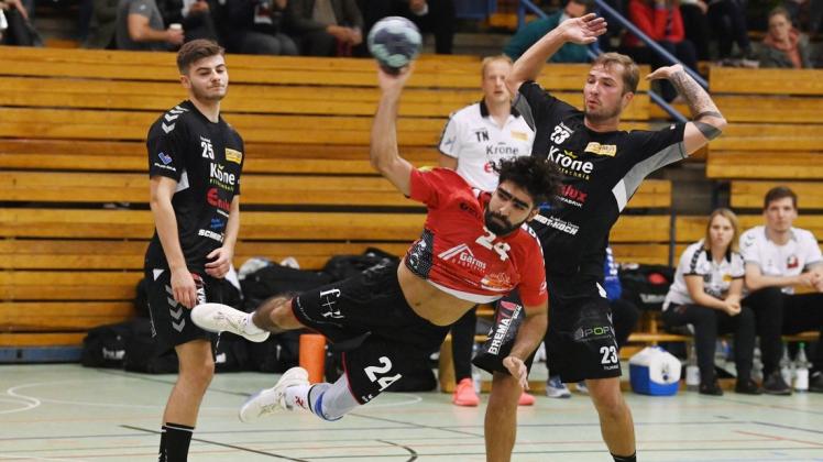 Für Niedersachsens Handballer geht im Januar der Spielbetrieb weiter. Die HSG Delmenhorst um Sam Ramin (am Ball) könnte schon eine Woche nach dem Jahreswechsel wieder spielen.