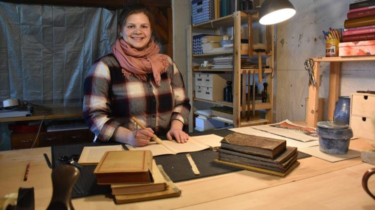 Berit-Kristin Mohr hat sich als Buchbinderin selbstständig gemacht. Mit 27 Jahren hat sie bereits den Meister in der Tasche.