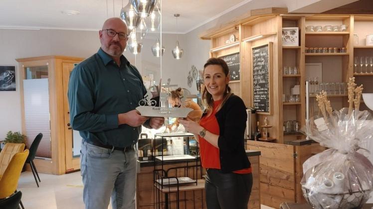 Der Geschäftsführer des Tourismusverbandes Prignitz, Mike Laskewitz, begrüßt Janine Roder vom Café Deko Perle im Tourismusverband.