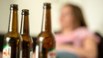In vielen Familien überschattet die Alkoholsucht das Weihnachtsfest.