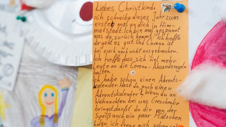 Herzzerreißende Briefe von Kindern an das Christkind hängen an einer Tafel im Weihnachtspostamt in Himmelstadt.