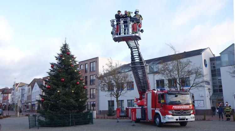In Barmstedt spielte die Feuerwehr „Stille Nacht, heilige Nacht“ auf dem Marktplatz vor mehr als 150 Zuhörern.