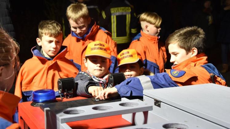 Ein Löschfahrzeug im Mini-Format gehört jetzt zur Kinder- und Jugendfeuerwehr Wickendorf in Schwerin. Die jungen Brandschützer freuen sich über die Überraschung.