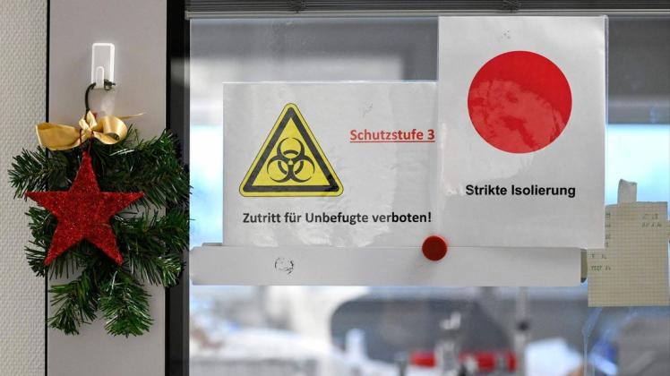 Ein Hauch von Advent auf der Intensivstation in Bochum, wo Covid-Patienten um ihr Leben kämpfen: Die Pandemie-Krise ist auch kurz vor dem zweiten Corona-Weihnachten noch längst nicht überwunden.