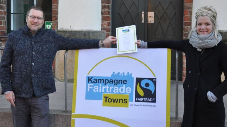 Stolz auf das Siegel: Steffi Pulz-Debler und Dirk Flörke präsentieren die neue Urkunde. Parchim bleibt damit mindestens für die kommenden zwei Jahre „Fairtrade-Stadt“.