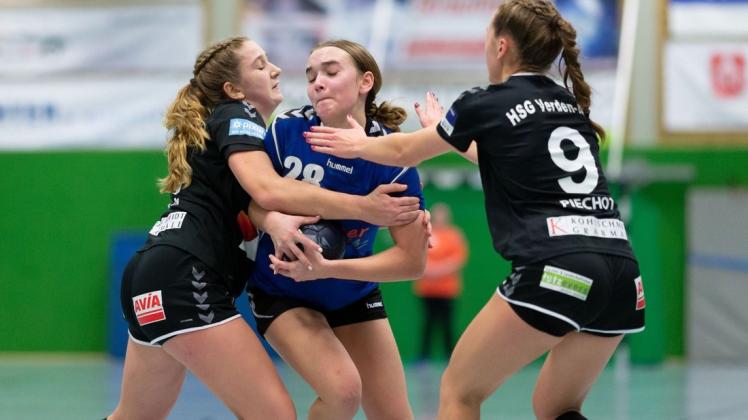 Die B-Juniorinnen der HSG Grönegau-Melle – hier mit Sina Hoffmann (am Ball) – haben sich in der Handball-Oberliga gegen die HSG Verden-Aller durchgesetzt.