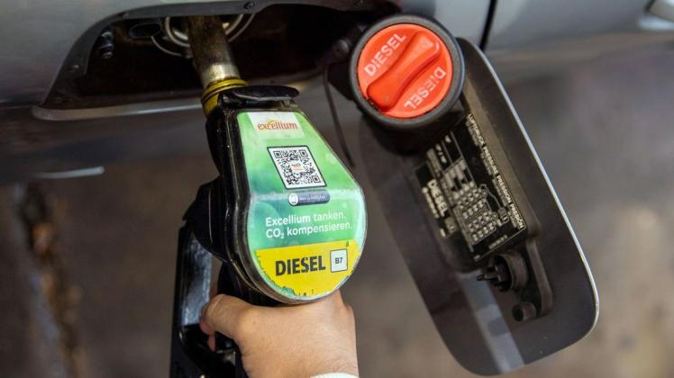 Tanken wird teurer - überall. Um den Preisanstieg abzumildern, setzt die polnische Regierung die Steuern auf Benzin und Diesel aus.