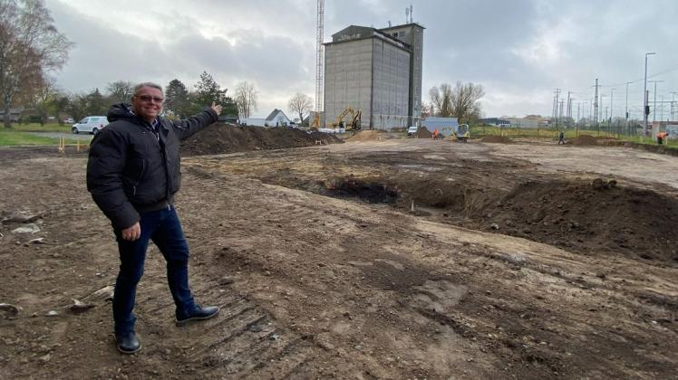 Hoffnungsvoll: Investor Egon Flemming steht vor der Baugrube vor dem Kornspeicher in Bad Kleinen.