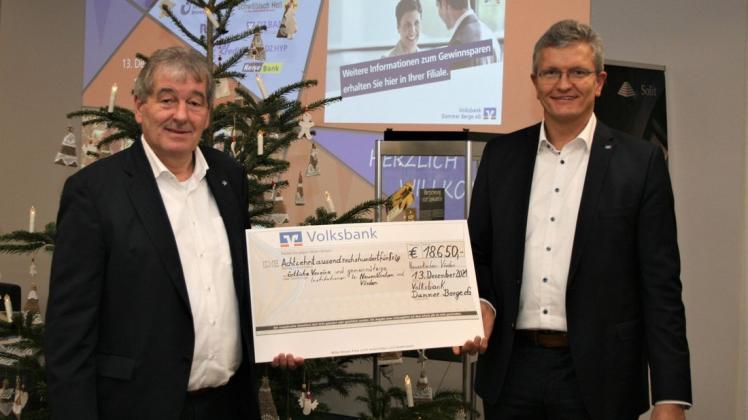 Pünktlich zum Weihnachtsfest überreichen die Bankvorstände Ralf Claus und Reinhard Rehling (von links) Spenden in Höhe von 18.650 Euro an Vereine und Organisationen in Neuenkirchen-Vörden.