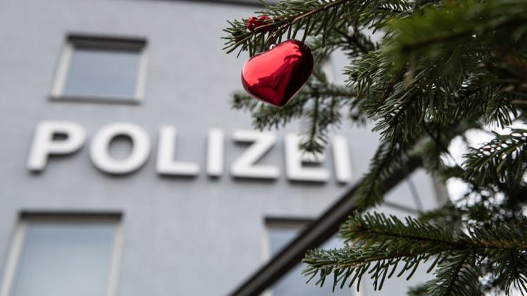 Polizisten gehören zu den Menschen, die Weihnachten arbeiten müssen. Wie geht es ihnen damit? Polizisten gehören zu den Menschen, die Weihnachten arbeiten müssen. Wie geht es ihnen damit?