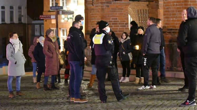 Insgesamt 30 Menschen versammelten sich am Montagabend auf dem Gadebuscher Marktplatz zum unangemeldeten „Spaziergang für Demokratie und gegen Impfpflicht“.