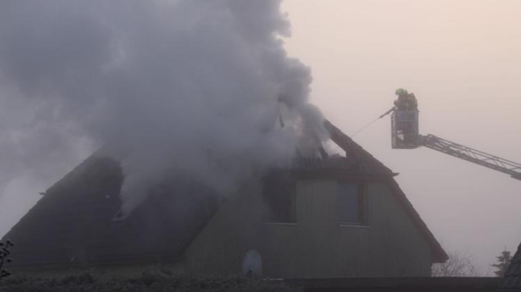 Der Dachstuhl des Einfamilienhauses stand in Flammen.