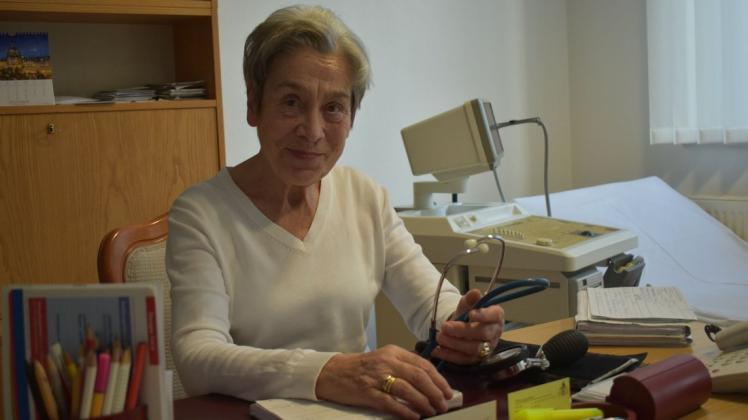 Gibt in ihrem 81. Lebensjahr ihre Hausarztpraxis in der Rostocker Wallensteinstraße auf: Dr. Karin Liebscher.