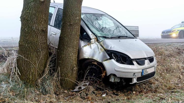 Gegen einen Baum prallte dieses Auto am Dienstagvormittag auf dem Lutterdamm in Venne.