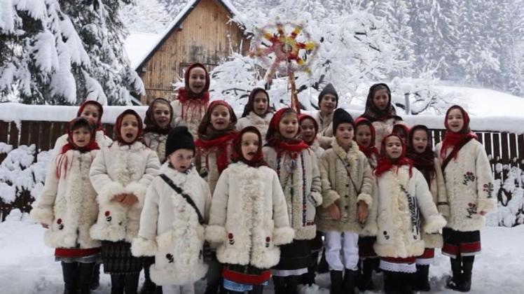Die Kinder ziehen in Rumänien singend von Haus zu Haus, um den Menschen Grüße und Wünsche für eine besinnliche Weihnachtszeit zu überbringen.