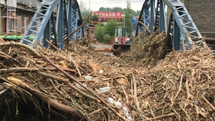 Das Hochwasser Mitte Juli hat die Brücke, die die Gebäude der Schmiedag GmbH in Hagen rechts und links der Volme verbindet, unpassierbar gemacht. Mittlerweile produziert das Werk wieder - aber noch nicht zu 100 Prozent.