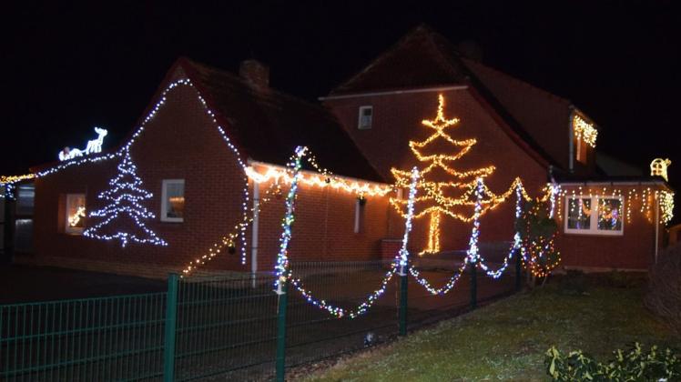 Alle Jahre wieder: Weihnachtlicher Lichterglanz im Hause Küster in der Dabeler Wilhelm-Pieck-Straße.