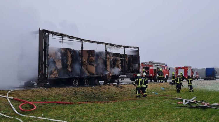 Nahe Schremheide geriet am Morgen dieser mit Papier beladene Lkw auf der A 24 in Brand.