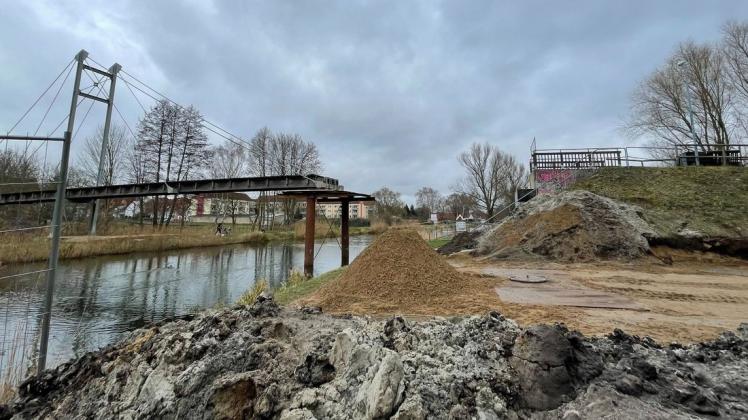 So sieht die Plümperwiesenbrücke in diesen Tagen aus. Die Holzkonstruktion ist bereits entfernt.