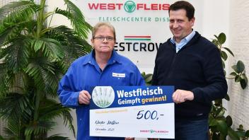 Verlosung unter Geimpften bei Westfleisch: Dieter Steffen (links) von Westcrown aus Dissen ist Gewinner von 500 Euro – übergeben von Standortleiter Matthias Lüke.